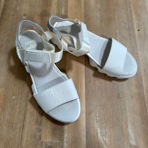 Sorel Kinetic impact Y Strap Sandal in Chalk NWOT